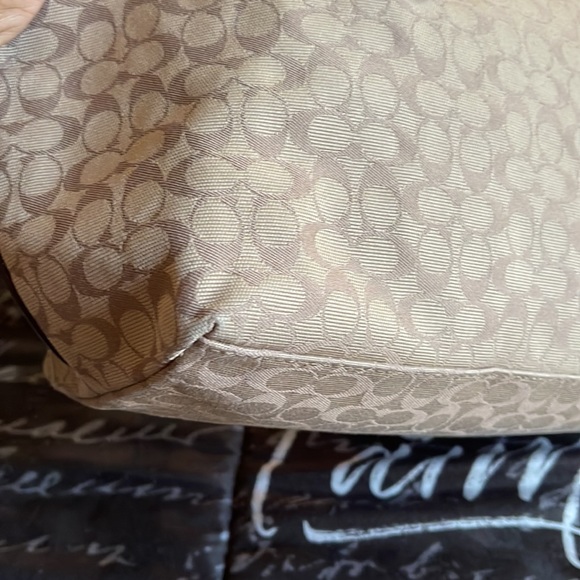 Authentic Coach Signature Tote/shoulder bag - Picture 4 of 15